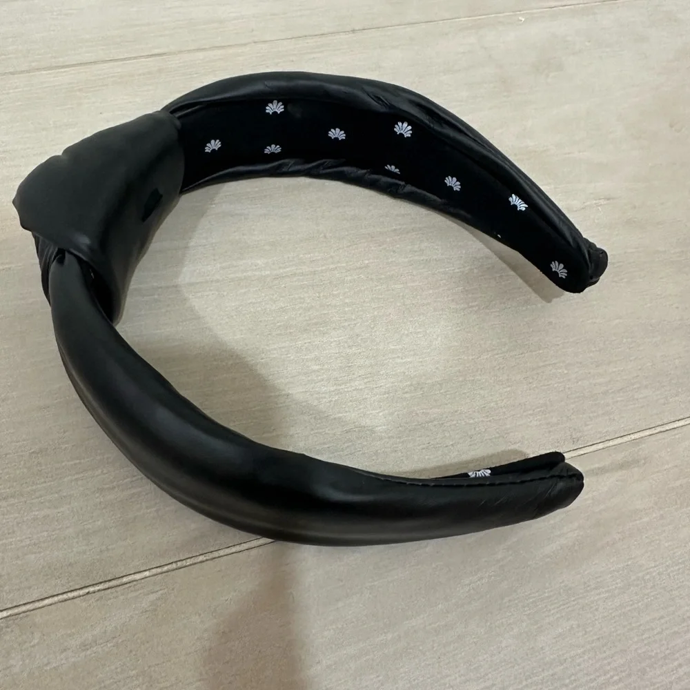 Ripped Lele Sadoughi Black Knotted Headband Priced Accordingly - Picture 4 of 6
